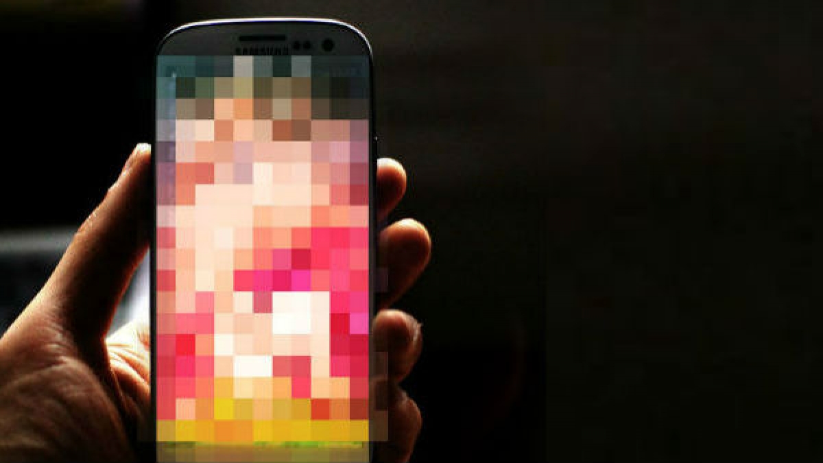 அமைச்சர் முன்னிலையில் யூட்யூபில் அந்த படம் பார்த்த அரசு பெண் அதிகாரி! இணையத்தில் வைரலாகும் வீடியோ பதிவு!