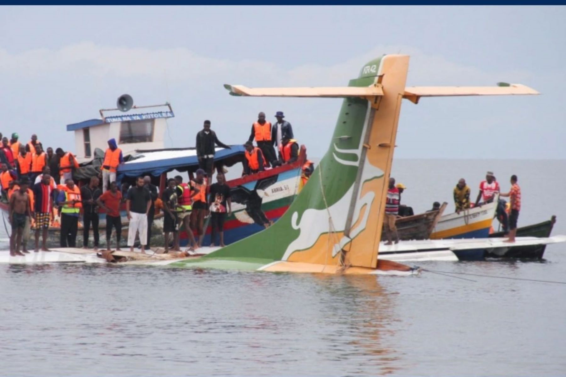 தான் சானியாவில் ஆற்றில் விழுந்து விபத்துக்குள்ளான விமானம்! 19 பேர் பரிதாப பலி மீட்பு பணிகள் தீவிரம்!