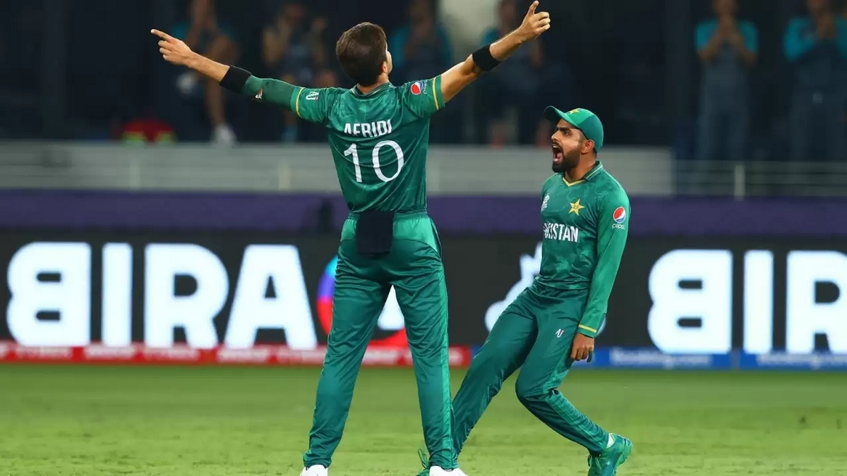 பாகிஸ்தான் பந்துவீச்சில் தடுமாறும் நியுசிலாந்து பேட்ஸ்மேன்கள்…  முதல் அரையிறுதி போட்டி!