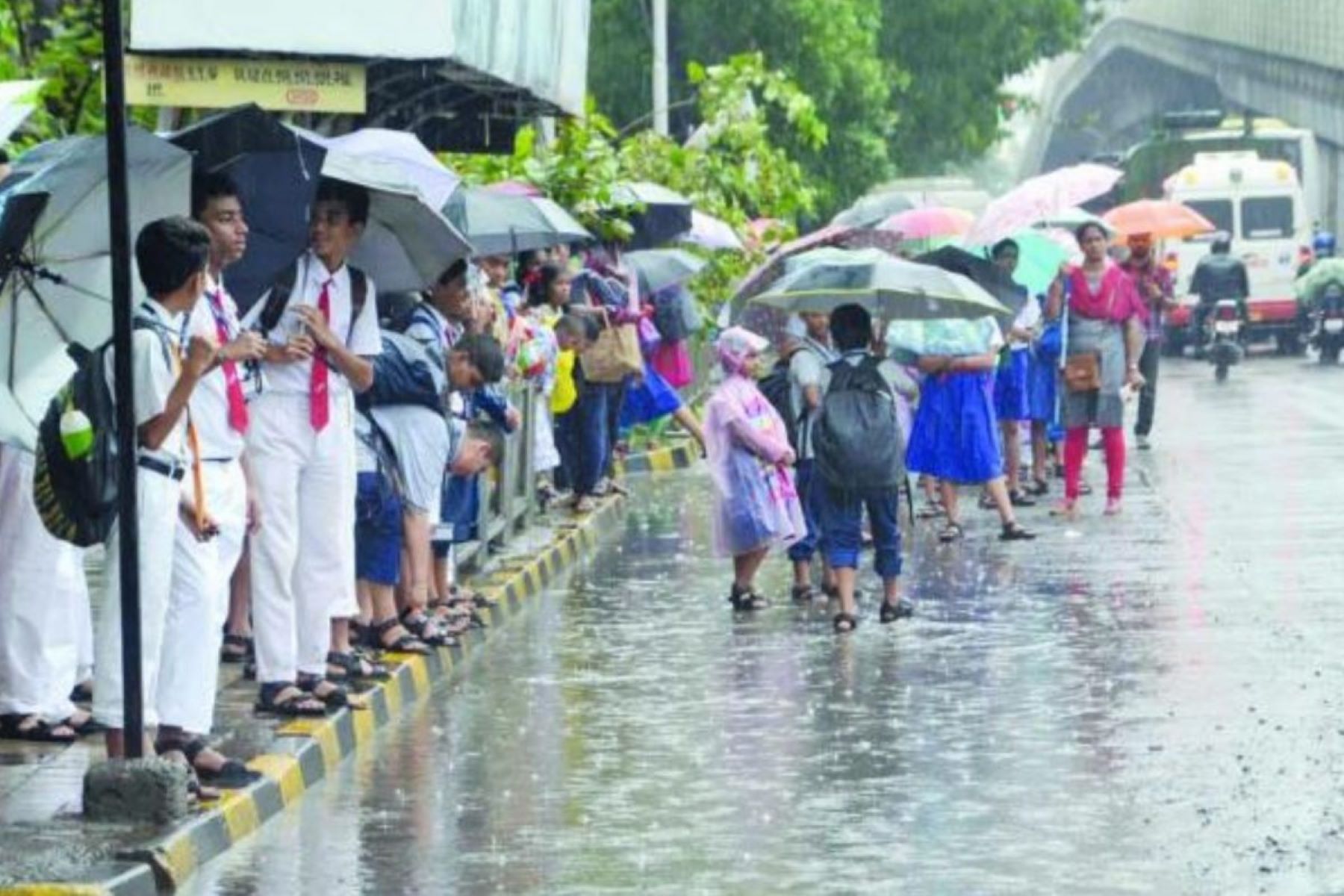தொடர் கனமழை! இந்த மாவட்டத்தில் இன்று பள்ளி கல்லூரிகளுக்கு விடுமுறை மாவட்ட நிர்வாகம் அறிவிப்பு!