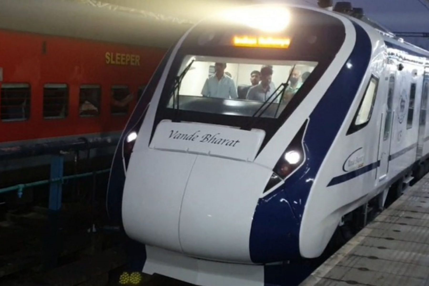 ப்ப்ப்பா என்னா ஸ்பீடு! சென்னைக்கு வந்தது அதிவேக வந்தே பாரத் ரயில்! ரயிலுடன் செல்பி எடுத்து மகிழ்ந்த பொதுமக்கள்!