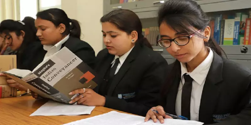 இந்த படிப்பு முடித்தவர்களும் சட்ட படிப்பிற்கு விண்ணபிக்கலாம்! உயர் நீதிமன்றம் வெளியிட்ட உத்தரவு! 