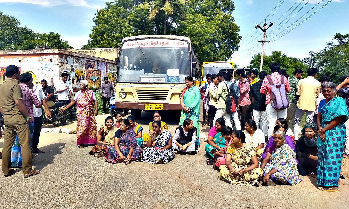 திடீரென சாலையில் அமர்ந்து மக்கள் போராட்டம்! அரசு எப்போது நடவடிக்கை எடுக்கும் என கேள்வி!