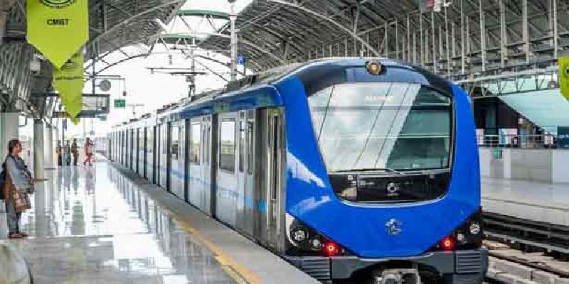 ஒரு நொடியில் கண்கட்டி வித்தை காட்டிடரே! மெட்ரோ ரயிலுக்கு இணையாக ஓடி அசத்திய வாலிபர்!