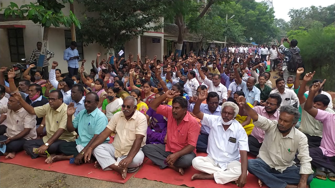 மக்களே எச்சரிக்கை  மின்வாரிய ஊழியர்கள் வெளியிட்ட அதிரடி போராட்டம் ! மின்தடை ஏற்படும் தேதி வெளியீடு!