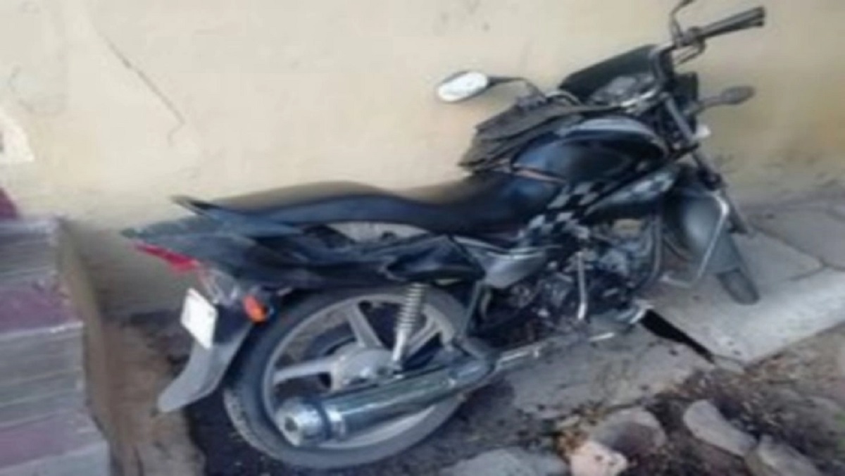 வீட்டில் நிறுத்தி வைக்கப்பட்டிருந்த கார் இருசக்கர வாகனத்திற்கு மர்ம நபர்கள் தீ வைப்பு