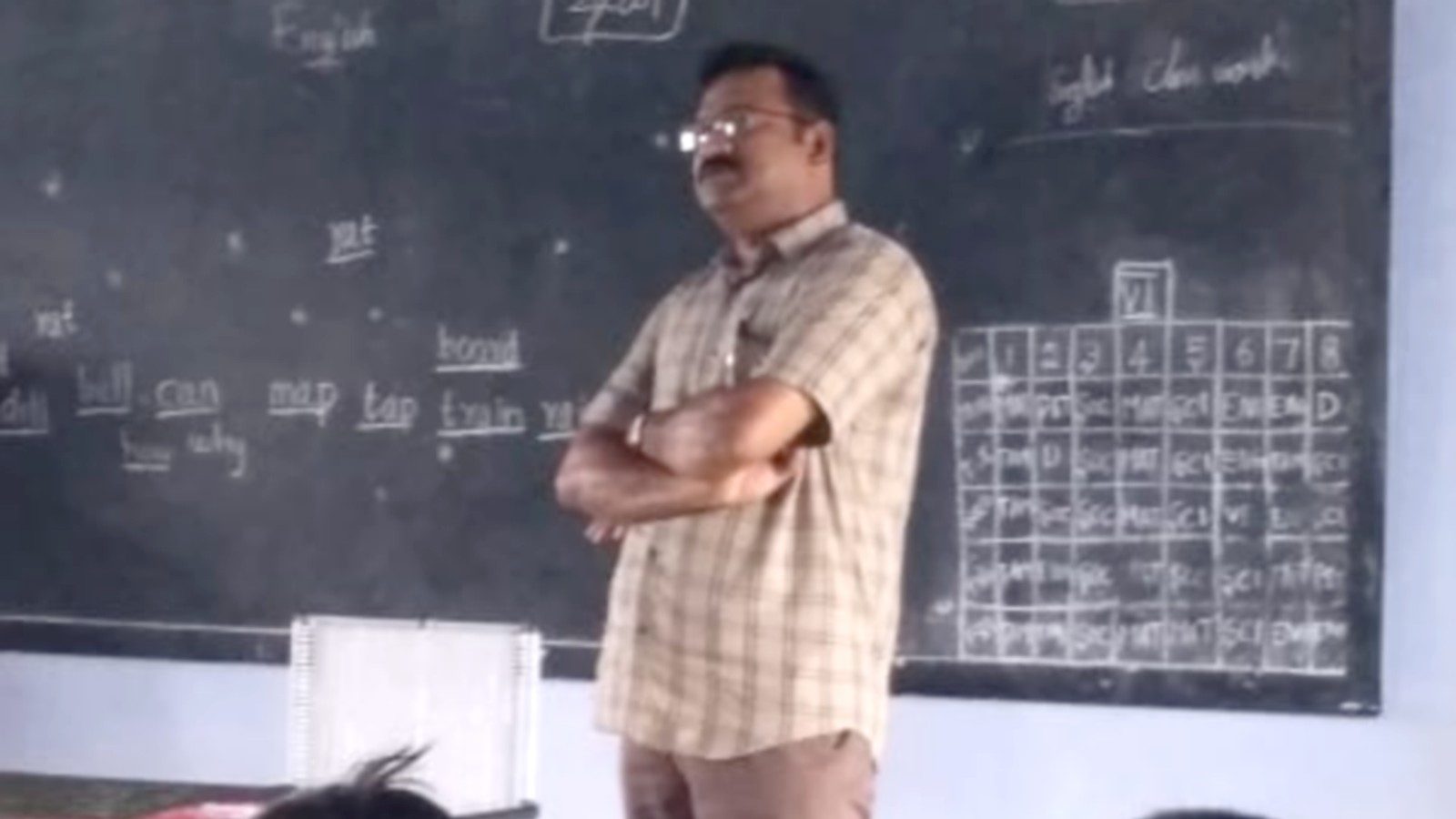 நீ வரலைனா உன்னை விடமாட்டேன்! மாணவனின் வீட்டின் முன்பு மறியல் போராட்டம் நடத்திய ஆசிரியர்!  