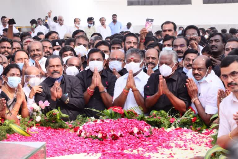 இன்று தான் ஜெயலலிதா இறந்த தினம்.. மௌனம் காக்கும் ஓபிஎஸ் ஈபிஎஸ்! அதிமுக முன்னாள் எம்பி வெளியிட்ட பரபரப்பு தகவல்!