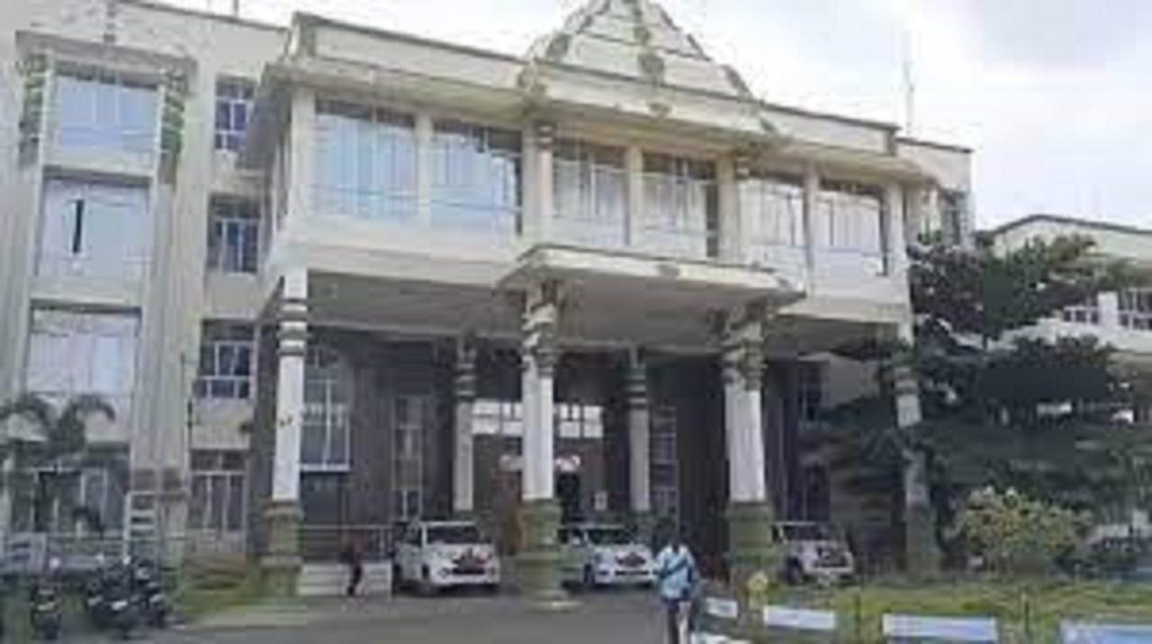 வேலை கிடைக்காத விரக்தியில் ஆட்சியர் அலுவலகம் முன்பு மாற்றுத்திறனாளி தீக்குளிக்க முயற்சி 