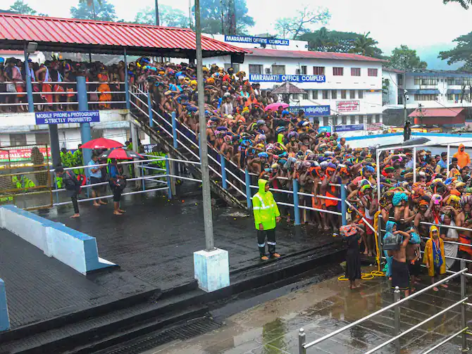 பல மணி நேரம் நீண்ட வரிசையில் நின்று சாமி தரிசனம் செய்த ஐயப்ப பக்தர்கள்! தேவசம் போர்டு வெளியிட்ட தகவல்!