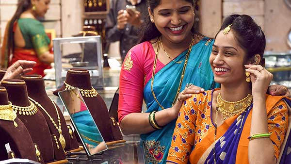 நகை கடையில் அலைமோதும் கூட்டம்! தங்கம் விலை சரிவு!