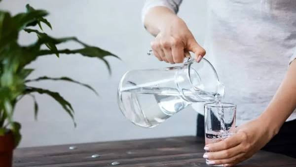 உணவு எடுத்துக் கொண்ட பிறகு ஒரு டம்ளர் வெந்நீர் குடிக்க வேண்டும்! ஏற்படும் நன்மைகள் இதோ!