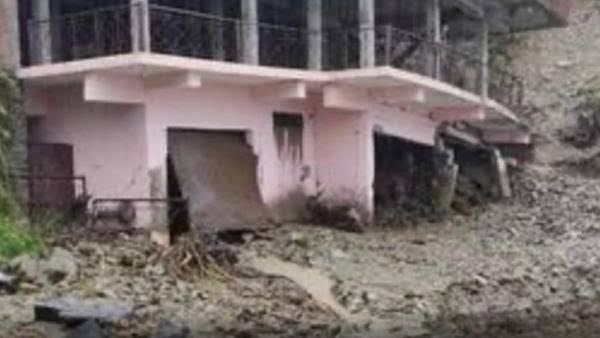 மண்ணில் புதையும் நகரம்! அச்சமடைந்த மக்கள் நகரை காலி செய்து வெளியேற்றம்! 