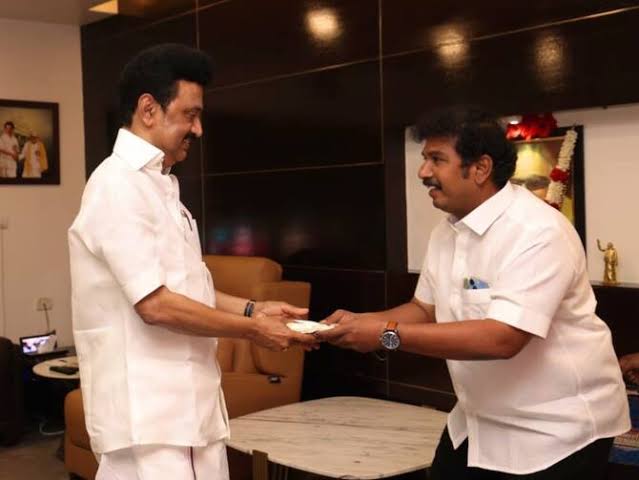 கண்முன்னே கையால் சாக்கடை அள்ளிய ஊழியர் கண்டுகொள்ளாத எம்எல்ஏ ! அவர் மீது நடவடிக்கை பாயுமா? 