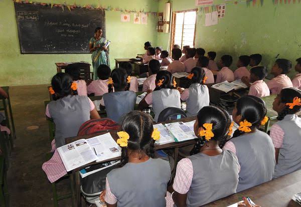 குறைந்த மதிப்பெண் எடுத்தால் செத்துப் போ!! ஆசிரியர் பேச்சால் மாணவர்கள் எடுத்த விபரீத முடிவு!