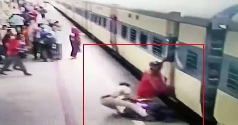 ஓடும் ரயிலில் ஏறிய பயணிக்கு நேர்ந்த சோகம்!! மரணத்திலிருந்து காப்பாற்றிய காவலர்!