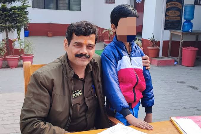 காவல் நிலையம் வந்த சிறுவன்!  காரணம் கேட்டு அதிர்ந்த போலீஸ் அதிகாரி! 