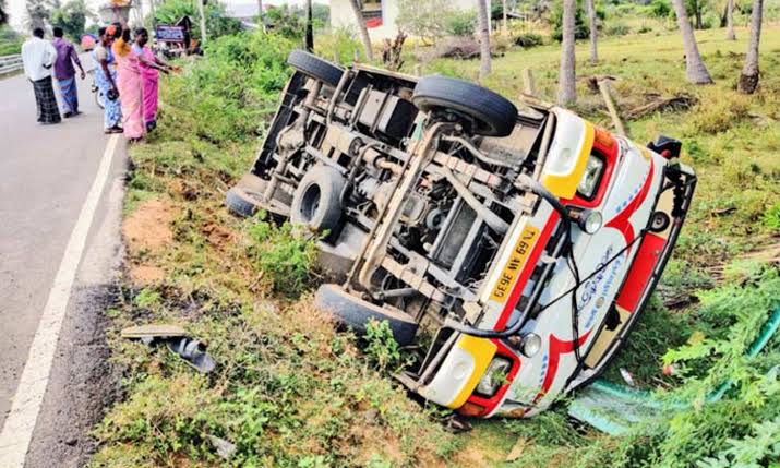 வேனின் டயர் வெடித்து விபத்து! திருமண நிகழ்ச்சிக்கு சென்றவர்கள் பலியான பரிதாபம்!