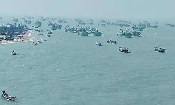 இந்த மாவட்ட மீனவர்கள் கடலுக்கு செல்வதற்கு தடை! மீன்வளத்துறை பிறப்பித்த திடீர் உத்தரவு! 