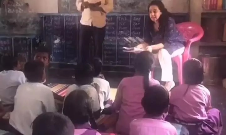 அரசு பள்ளி மாணவர்களுக்கு ஆங்கில வகுப்பெடுத்த நடிகை.. இணையத்தில் வைரலாகும் வீடியோ…!