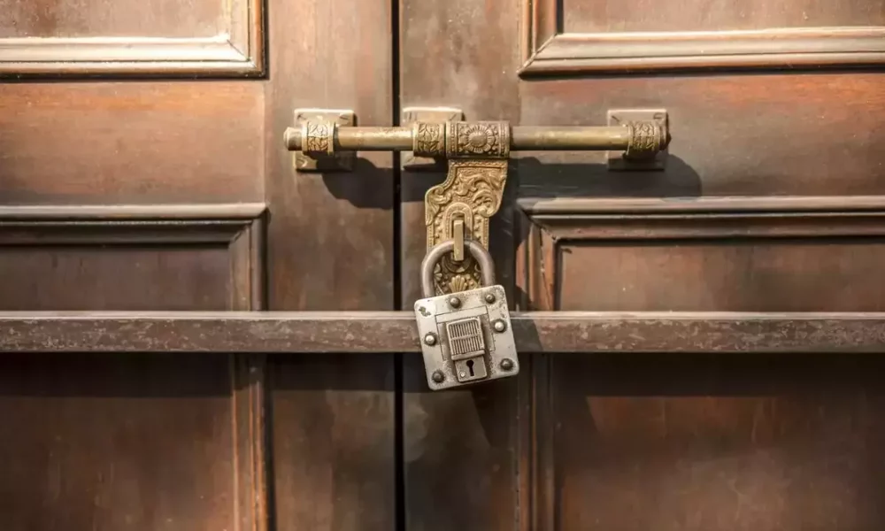 பள்ளியின் வகுப்பறையில் சிக்கிய 3 ஆம் வகுப்பு மாணவன்! அலட்சியத்தால் நேர்ந்த விபரீதம்!