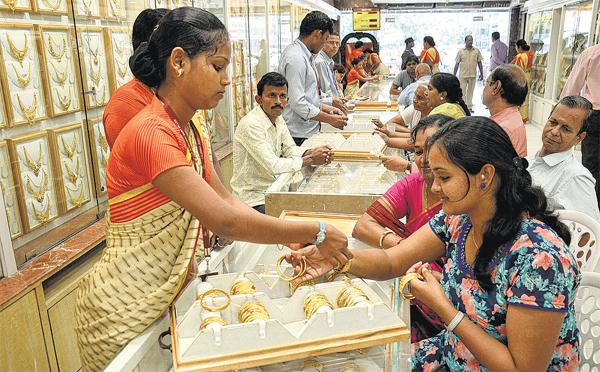 கடையில் குவியும் இல்லத்தரசிகள்! தங்கத்தின் விலை அதிரடி குறைவு!