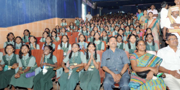 பள்ளிகல்வித்துறை வெளியிட்ட முக்கிய அறிவிப்பு! மாணவர்களுக்கு இந்த படத்தை திரையிட்டு காண்பிக்க வேண்டும்!