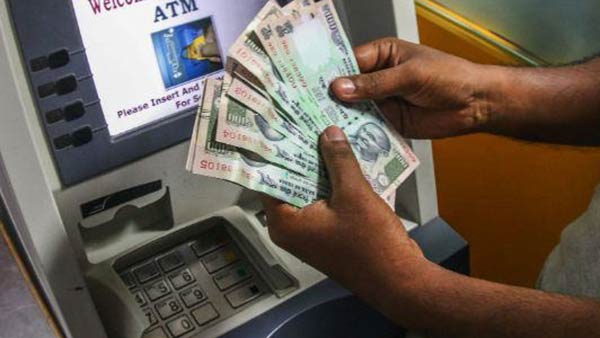 ஏடிஎம்மில் பணம் எடுத்தவருக்கு காத்திருந்த அதிர்ச்சி! 200 ரூபாய் நோட்டுகளுக்கு பதில் ரூ 20!