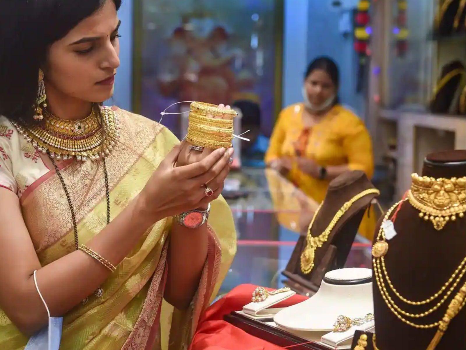 தங்கம் விலை மீண்டும் உயர்வு! இனி கடைக்கு போக வாய்ப்பில்லை என புலம்பும் இல்லத்தரசிகள்!