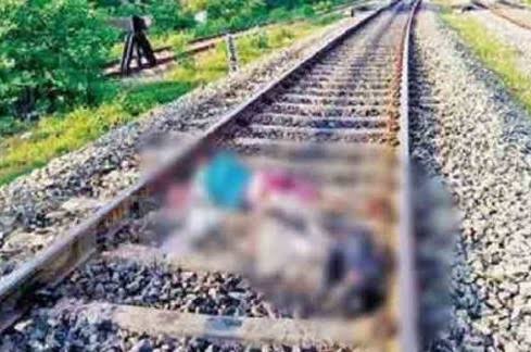  செல்போனால் நேர்ந்த விபரீதம்!  பேசிக்கொண்டே கடந்த மாணவிக்கு திடீரென நடந்த அதிர்ச்சி சம்பவம்! 