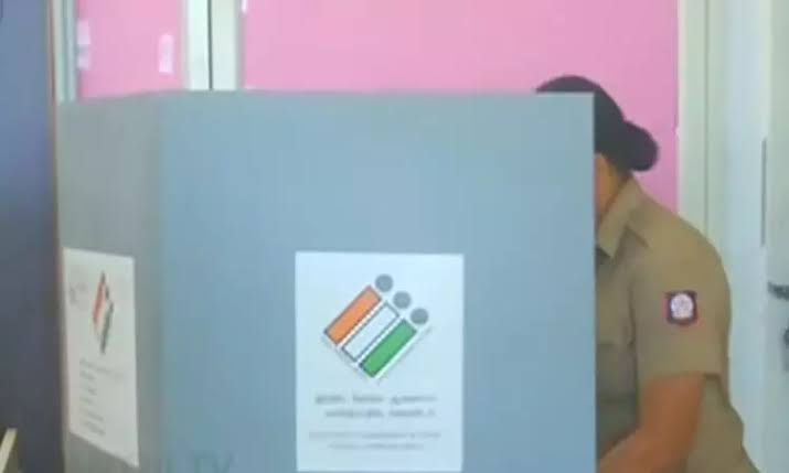 காவலர்கள் தபால் முறையில் வாக்குப்பதிவு! ஈரோடு கிழக்கு தொகுதி தேர்தல் அப்டேட்ஸ்! 