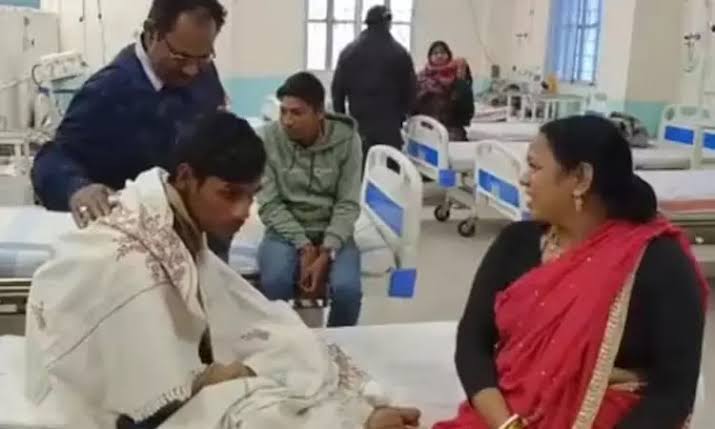 தேர்வெழுத அறைக்குச்  சென்ற மாணவர்!  அங்கு காத்திருந்த அதிர்ச்சி பதட்டத்தில் நேர்ந்த சம்பவம்! 