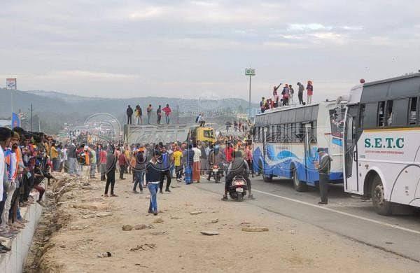 விழாவிற்கு அனுமதி மறுத்த மாவட்டநிர்வாகம் பொதுமக்கள் சாலை மறியல்!  போக்குவரத்து ஸ்தம்பிப்பு! 