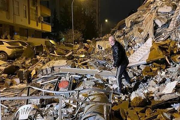 அதிகாலை பயங்கரம் திடீரென ஏற்பட்ட நிலநடுக்கம்!  நூற்றுக்கணக்கான பேர் தூக்கத்திலேயே பலியான பரிதாபம்! 