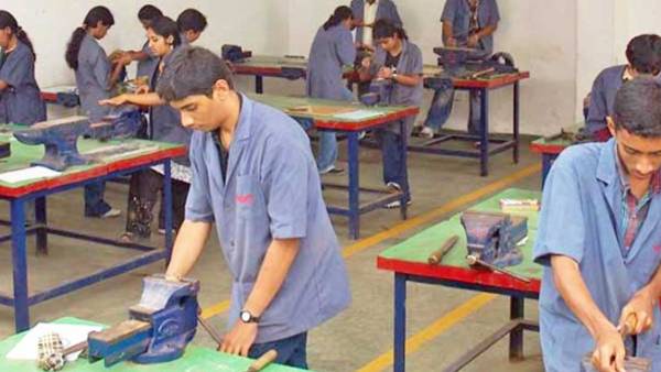 நீங்கள் 10 மற்றும் 12 ஆம் வகுப்பு சான்றிதழ் பெற வேண்டுமா? இதுவே கடைசி நாள் உடனே விண்ணப்பியுங்கள்!