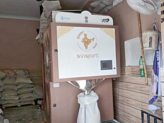 ரேஷன் கடை ஊழியர்களுக்கு வெளிவந்த ஷாக் நியூஸ் வேலை பாதிக்கும் நிலை? இனி உணவு தானிய ஏடிஎம் மூலம் பொருட்கள் வழங்கப்படும்!