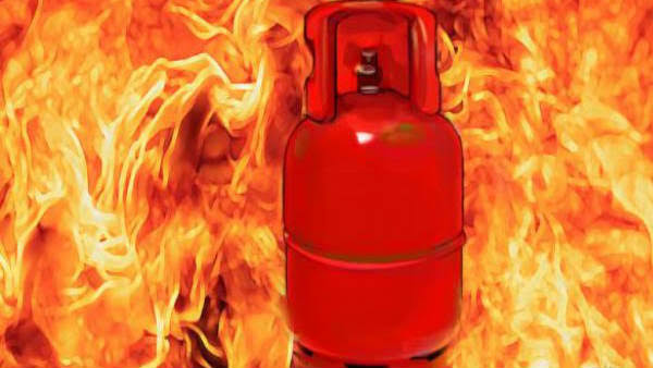 பற்றி எரிந்த குடிசைகளால் வெடித்த சிலிண்டர்கள்! அடுத்தடுத்து தீ பரவிய பயங்கரம்! 