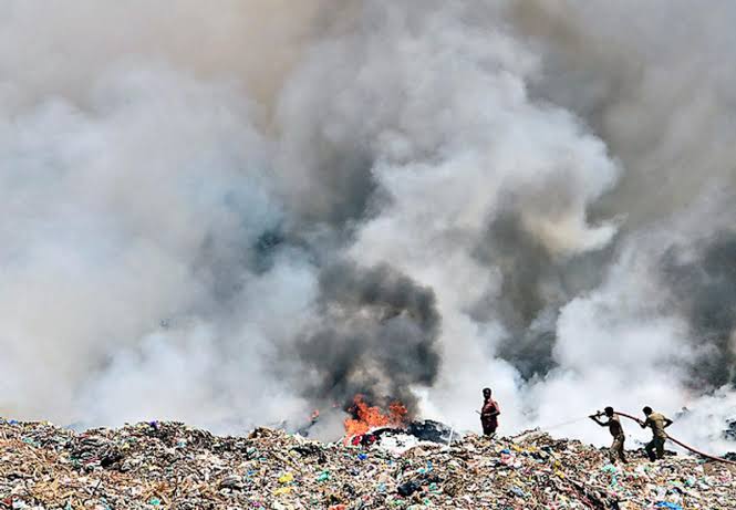 தொடர்ந்து 21-வது நாளாக தீப்பற்றி எரியும் குப்பை கிடங்கு – பொதுமக்கள் அவதி