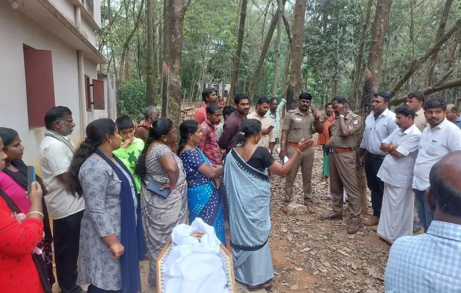 இறந்த மூதாட்டியின் உடலை அடக்கம் செய்வதில் மகள்களுக்கிடையே போட்டி! காவல் நிலையம் சென்ற பிரச்சனை 