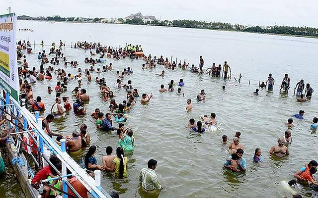 காவேரி தண்ணீரில் இதமாய் இளைஞர்கள் குளியல்!! கோலாகல கோடைகால கொண்டாட்டம்!!