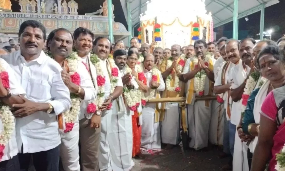 அதிமுக பொதுச்செயலாளராக எடப்பாடி பழனிச்சாமி பொறுப்பேற்பு!!குமரக்கோட்டம் முருகன் கோவிலில் வெள்ளி தேர் இழுத்து வழிபாடு செய்த அதிமுகவினர்!!