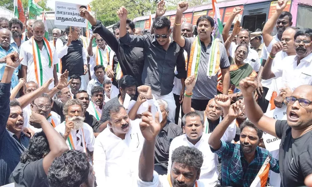 ரயில் மறியலுக்கு முயன்ற காங்கிரஸ் கட்சியினர்!! சட்டமன்ற உறுப்பினர் தலைமையில் கைது!!