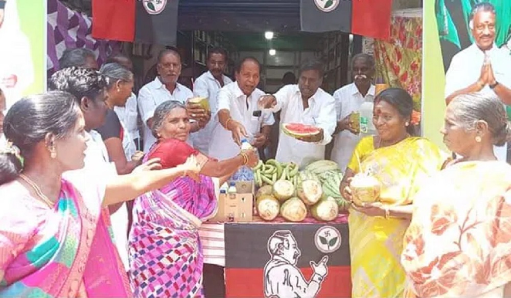 வாங்கிட்டு போறதுக்கு இரண்டு கையும் பத்தலையே! இளநீர் தர்பூசணி நுங்கு குளிர்பானங்களை மூட்டை கட்டிச் சென்ற பொதுமக்கள்