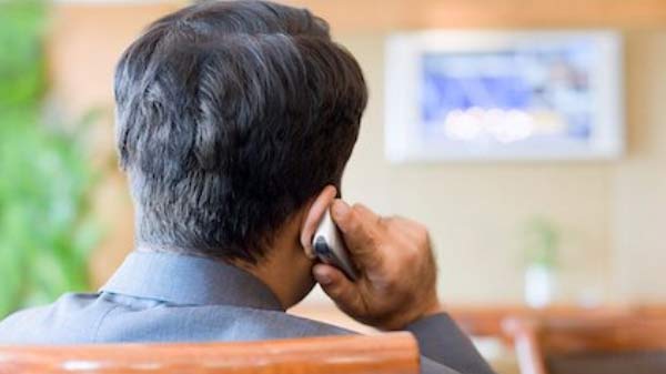 வசீகர குரல் என நம்பி ஏமாந்த பெண்! காத்திருந்த அதிர்ச்சி!!