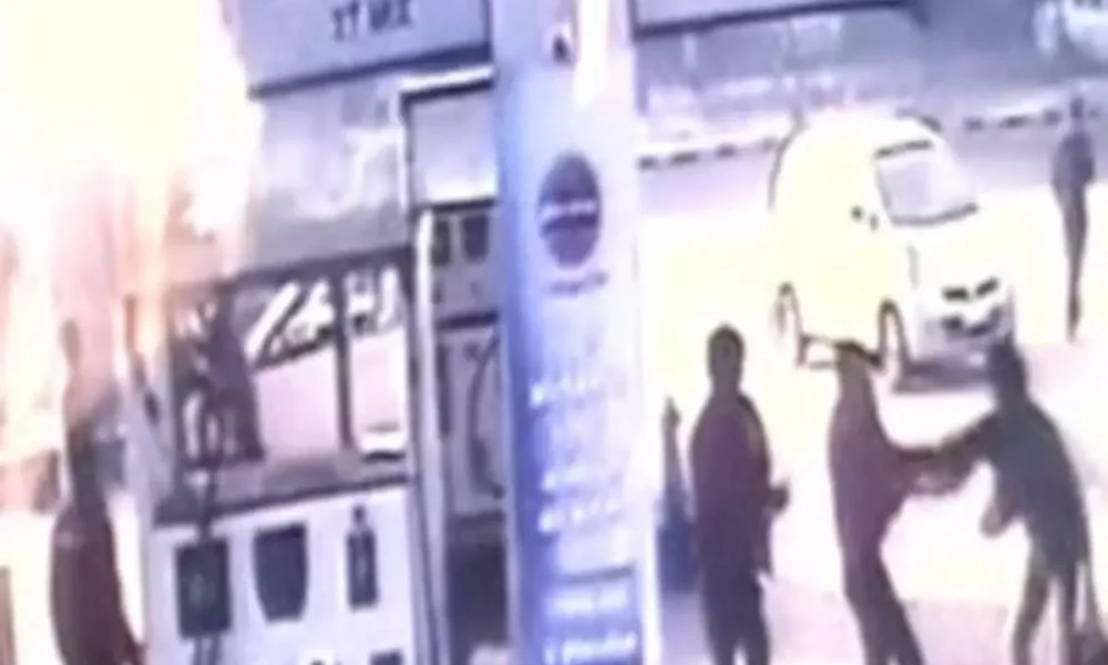 அரசு கூட்டுறவு பெட்ரோல் பங்கின் ஊழியரை தாக்கி அங்குள்ள பொருட்களை மர்ம ஆசாமிகள் சூறையாடும் சிசிடிவி காட்சி  வெளியீடு!!