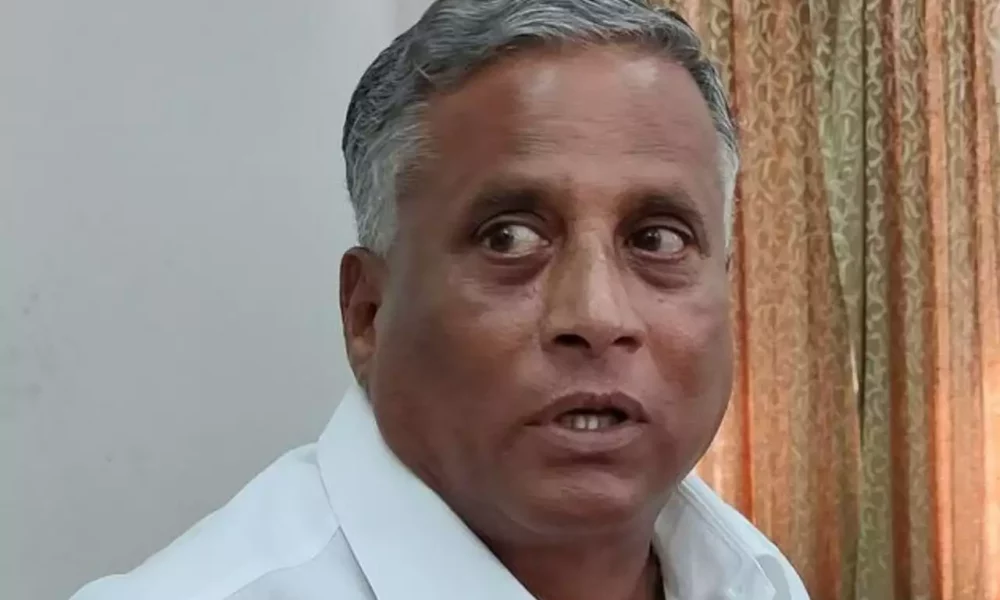 அமைச்சரை சுற்றி வளைத்து சரமாரியாக கேள்வி கேட்ட கிராம மக்கள்!