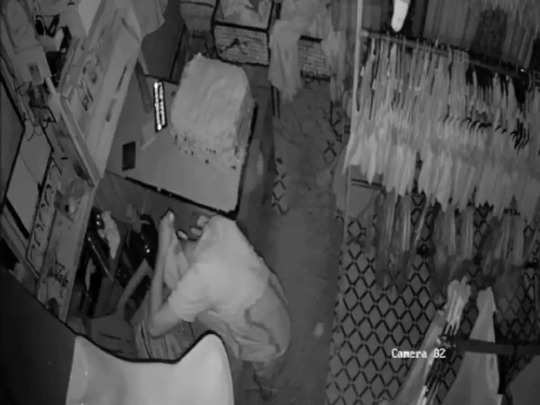 நள்ளிரவில் ஜவுளி கடையில் திருட முயன்ற கொள்ளையர்களின் சிசிடிவி வெளியீடு!!