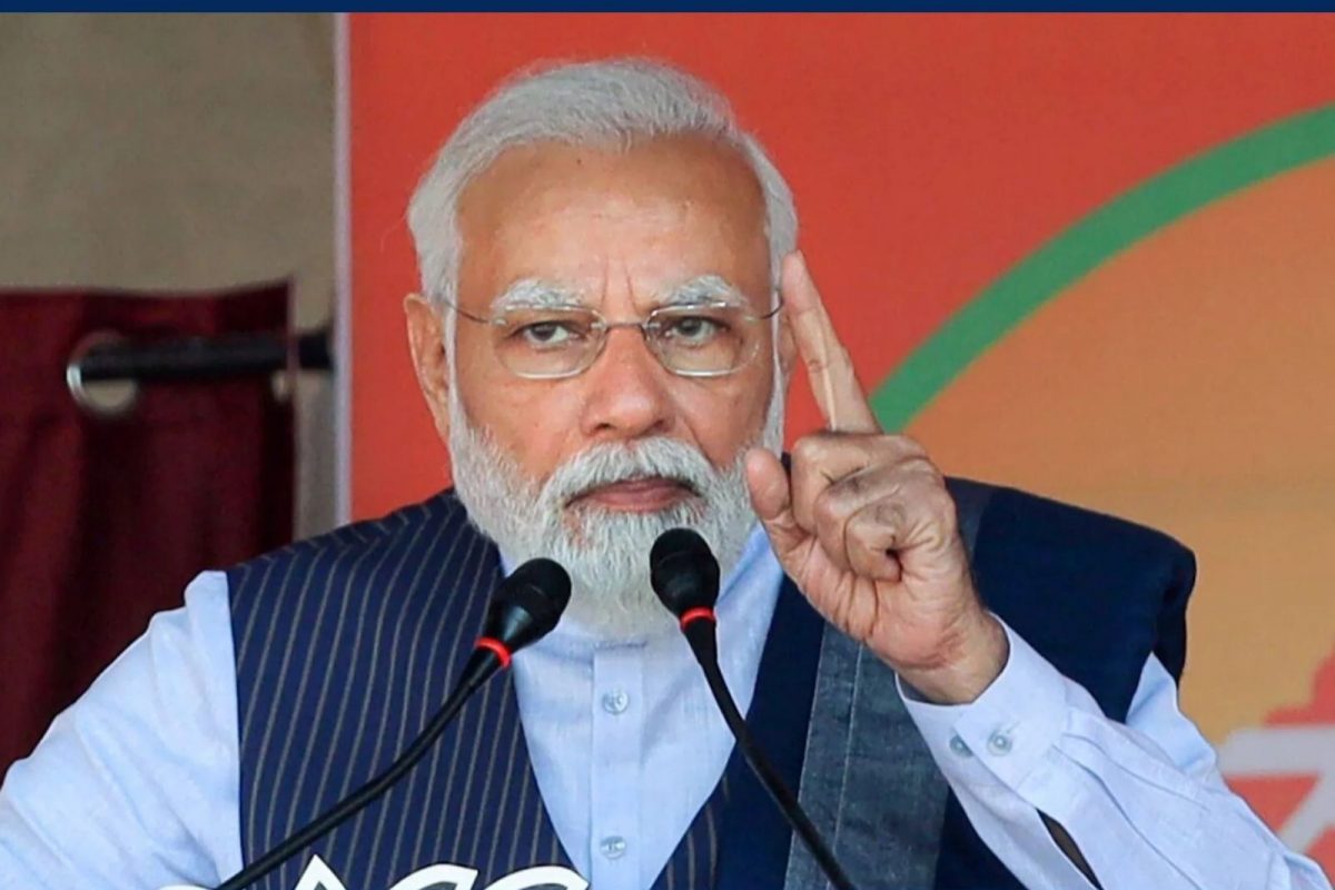 கர்நாடக தேர்தல் பிரசாரத்தில் பிரதமர் மோடியின் வாகனம் மீது விழுந்த செல்போன்! பரபரப்பான தேர்தல் களம்!