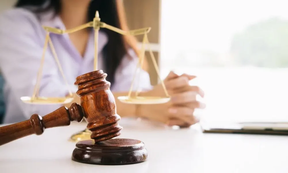 நீதிமன்ற கட்டுப்பாட்டில் உள்ள நிலத்தை அபகரித்த பெண் வழக்கறிஞர் கைது!!