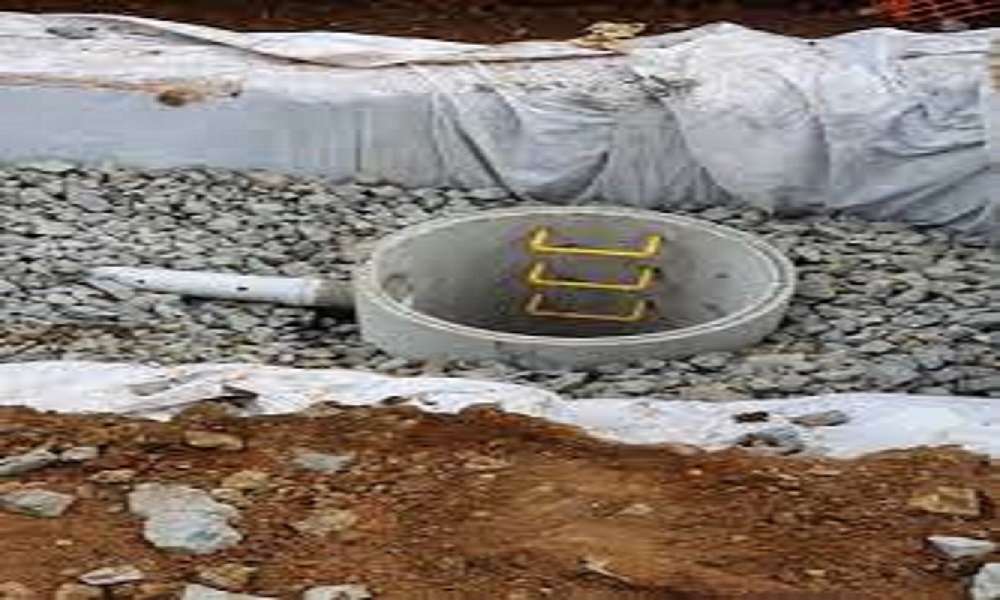 கழிவு நீர் வடிகால் குழியில் இறங்கி போராட்டத்தில் ஈடுபட்ட தம்பதியினர்!! போராட்டக்காரர்கள் மீது கான்கிரீட் கலவையைக் கொட்டிய ஒப்பந்ததாரர்!